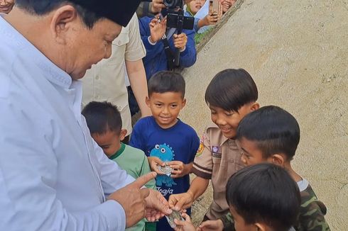 Bagikan Koin Menhan ke Anak-anak di Tasikmalaya, Prabowo: Kalau Sudah Besar, Ingat Saya Pernah ke Sini
