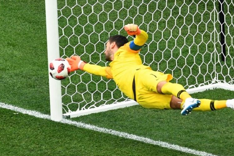 Kiper Perancis, Hugo Lloris, melakukan penyelamatan yang disebut sebagai penyelamatan terbaik pada Piala Dunia 2018 saat menghadapi Uruguay dalam babak 8 besar atau perempat final di Nizhny Novgorod, 6 Juli 2018.  