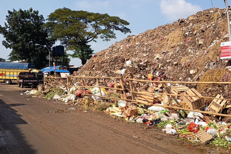 Gunungan Sampah di Pasar Kramat Jati Capai 6.970 Ton, Ini Penyebabnya