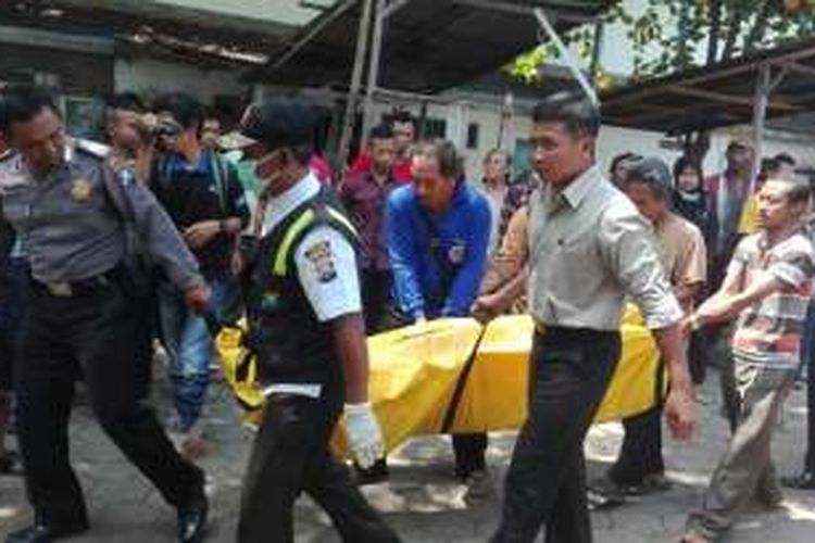 Foto : Aparat Polres Madiun Kota mengangkat jenazah Warni yang ditemukan tewas di konter ponsel temannya di Pasar Joyo, Kota Madiun, Rabu ( 11/1/2017