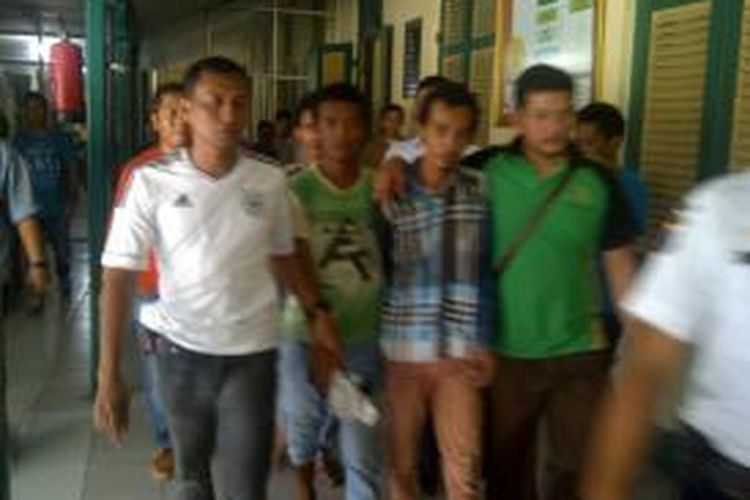 Petugas Sat Reserse Narkoba Polresta Medan saat membawa tiga orang tahanan yang ditangkap saat sedang nyabu di ruang tahanan PN Medan, Selasa (29/9).