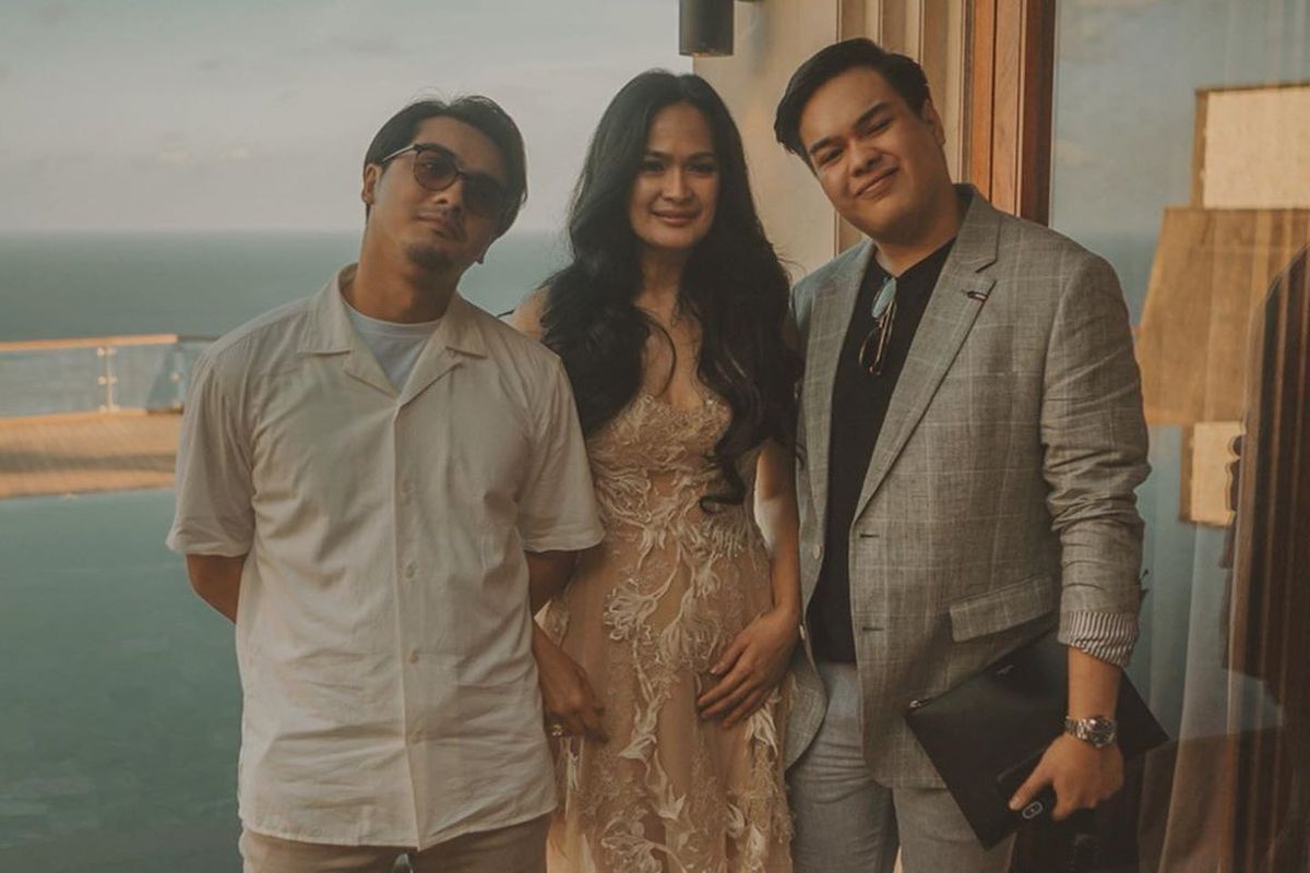 Donna Harun diapit dua putranya, Ricky Harun (kiri) dan Jeje Soekarno (kanan).