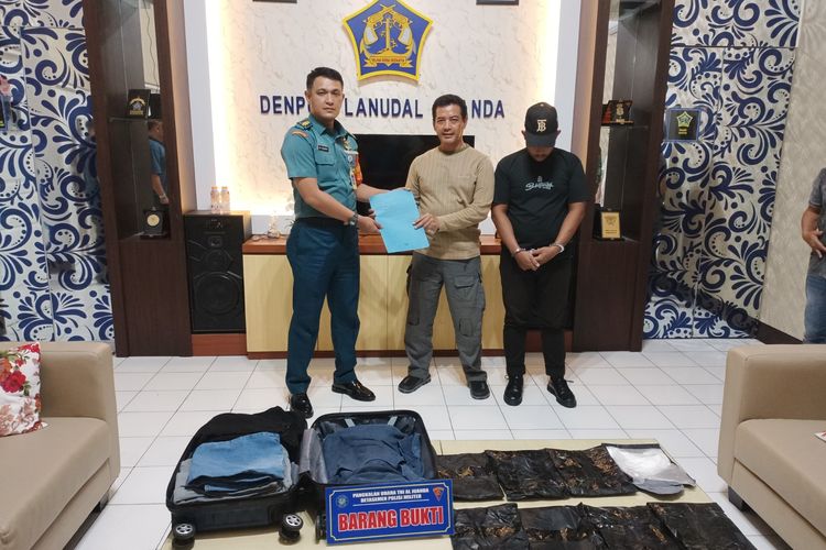Petugas Satuan Tugas Pengamanan (Satgaspam) TNI AL dan jajaran terkait petugas keamanan Bandara Juanda Sidoarjo mengamankan penumpang yang membawa sabu-sabu 1,6 kg, Kamis (19/6/2025!