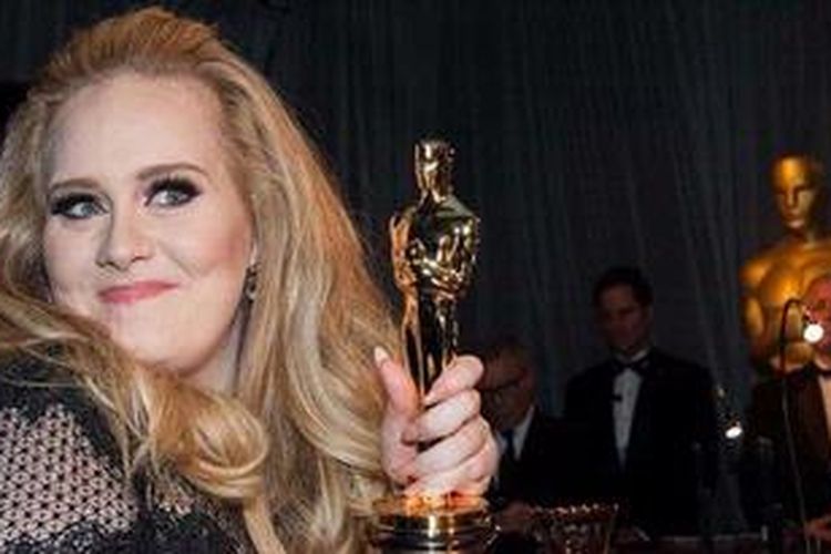 Adele dan trofi Oscar-nya untuk kategori Best Original Song, yang diraihnya bersama Paul Epworth sebagai duo pencipta lagu 