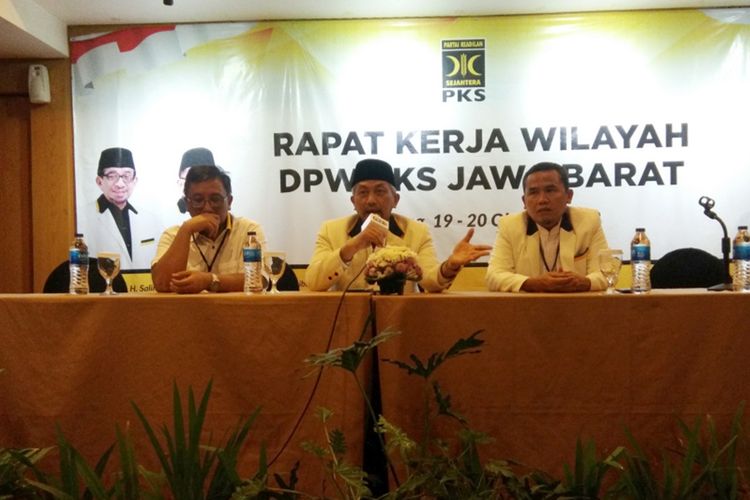 Ketua DPW PKS Jawa Barat Ahmad Syaikhu saat memimpin rapat koordinasi wilayah PKS Jabar di Hotel Grand Pasundan, Jalan Peta, Kota Bandung, Sabtu (19/10/2019).