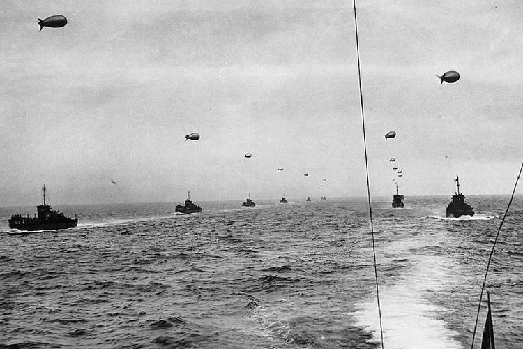Iring-iringan kapal pendarat Sekutu menuju ke pantai Omaha, Normandia, Perancis pada 6 Juni 1944.