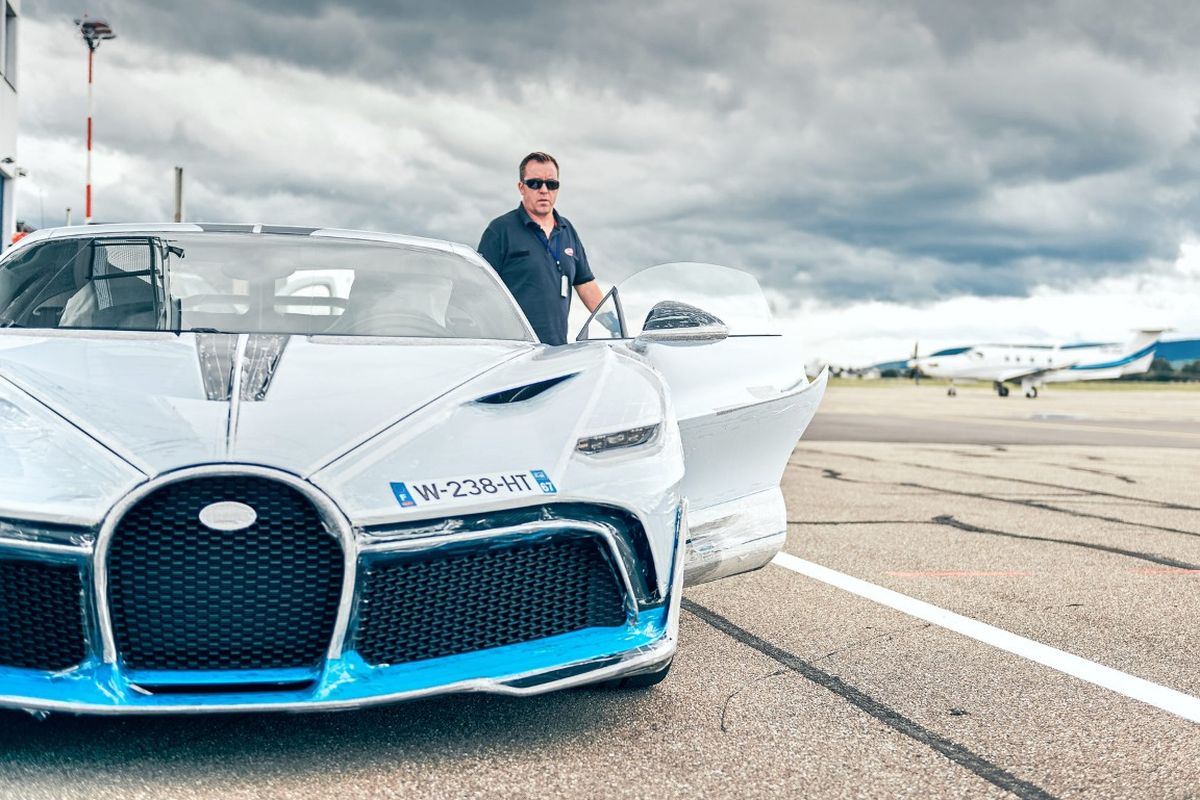 Tiap mobil Bugatti dites jalan sebelum dikirim ke konsumen