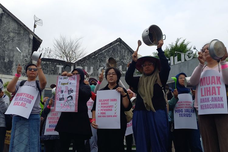 Buntut 70 Siswa Keracunan di Sleman, Ibu-ibu Pukuli Panci Minta MBG Dihentikan!