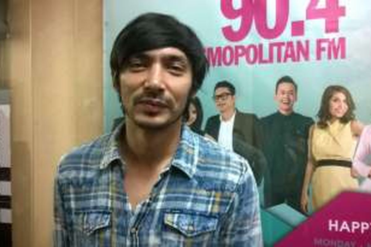 Artis peran Abimana Aryasatya diabadikan ketika menghadiri acara ulang tahun Cosmopolitan FM di Gedung Sarinah, Thamrin, Jakarta Pusat, Kamis (28/1/2016).