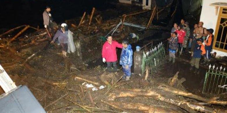 Proses evakuasi material untuk mencari keberadaan Fery dan anaknya yang dilaporkan terpendam di Dusun Gintung, Desa Bulukerto, akibat banjir bandang di Batu. 
