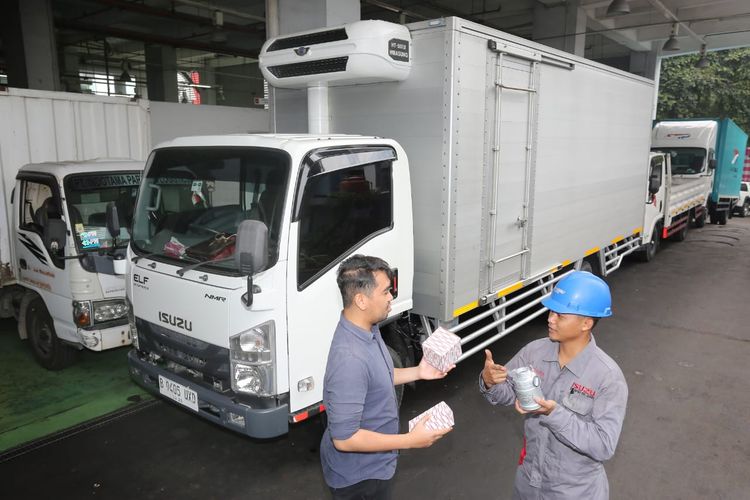 Isuzu meluncurkan program pemberian filter model baru secara gratis kepada pelaku usaha di beberapa wilayah di Sumatera dan Kalimantan yang mengalami kesulitan dalam mendapatkan solar berkualitas.