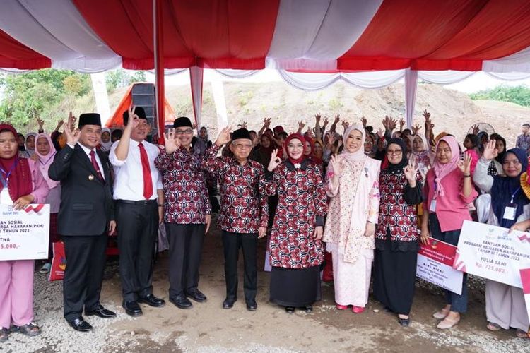 Gubernur Sumatera Selatan (Sumsel) H Herman Deru dan Wakil Presiden Republik Indonesia (RI) KH Ma'ruf Amin berfoto bersama Bupati Banyuasin H. Askolani Jasi dan penerima bantuan bedah rumah bagi keluarga berisiko stunting di Desa Rimba Balai, di Kabupaten Banyuasin, Palembang, Sumsel, Kamis (6/7/2023).