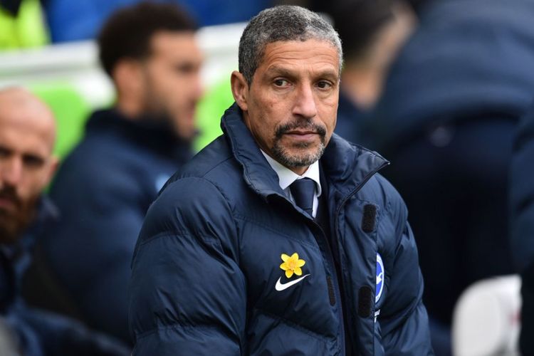 Manajer Brighton & Hove Albion, Chris Hughton, tampak kalem saat timnya menjamu Arsenal pada pertandingan Premier League di Stadion American Express Community, Minggu (4/3/2018). 