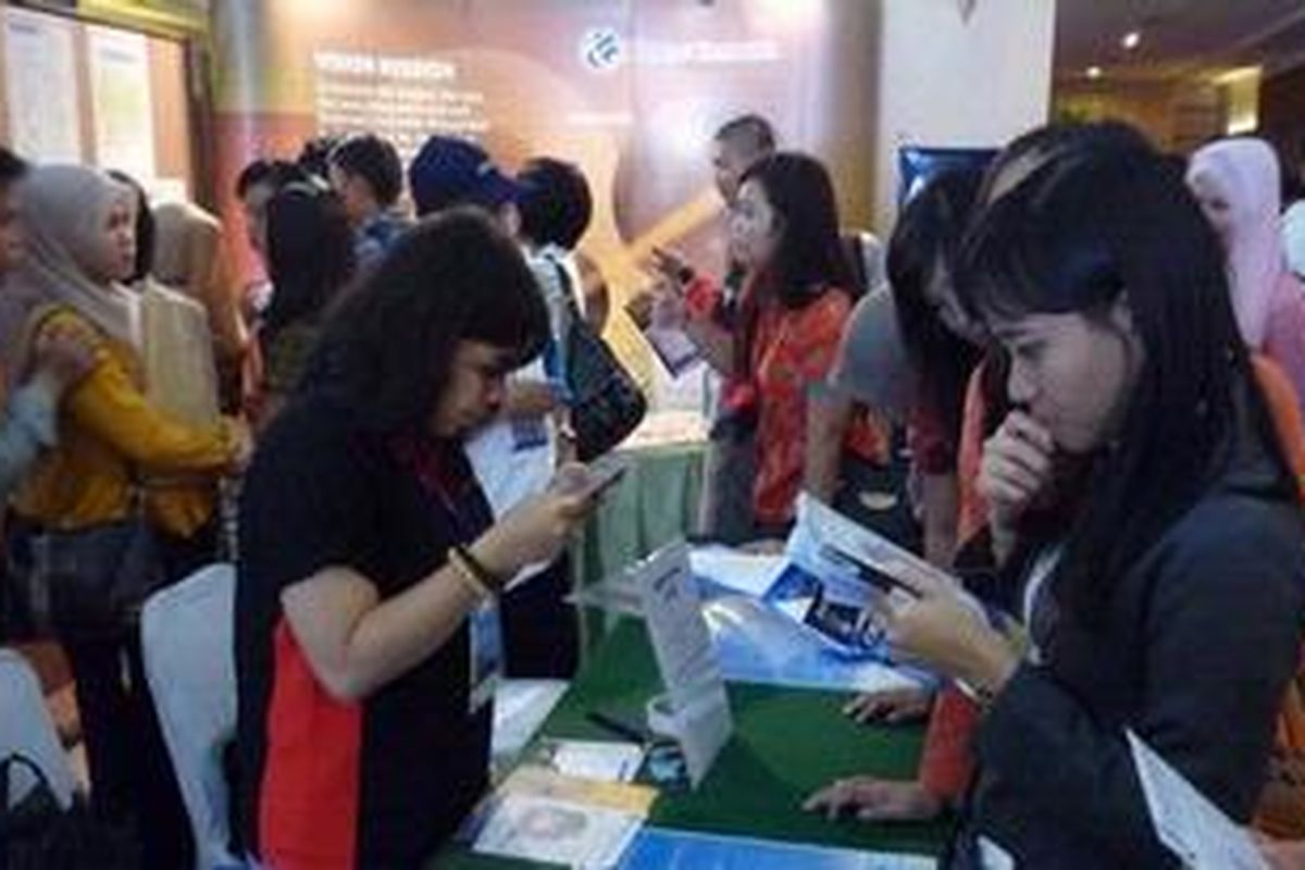 Jobseekers memenuhi stan Kompas Gramedia di Kompas Karier Fair, gedung Syalendra Hotel Sandjaja, Jalan A Rivai, Kota Palembang, Kamis (28/3/2013).