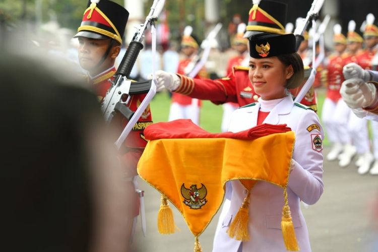 I Dewa Ayu Firsty Meita Dewanggi, anggota Pasukan Pengibar Bendera Pusaka (Paskibraka) asal Provinsi Jawa Tengah yang bertugas membawa bendera Merah Putih untuk HUT ke-77 RI di Istana Merdeka, Rabu (17/8/2022).
