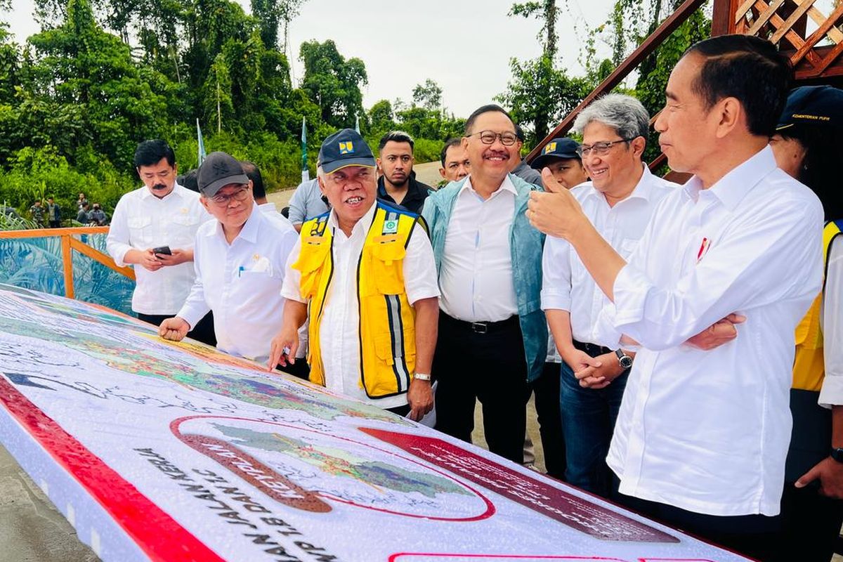 Presiden Joko Widodo saat meninjau Kawasan 1B, Ibu Kota Nusantara, Kabupaten Penajam Paser Utara, pada Jumat (24/2/2023). Jokowi menyebut training center timnas Indonesia akan dibangun di kawasan IKN.
