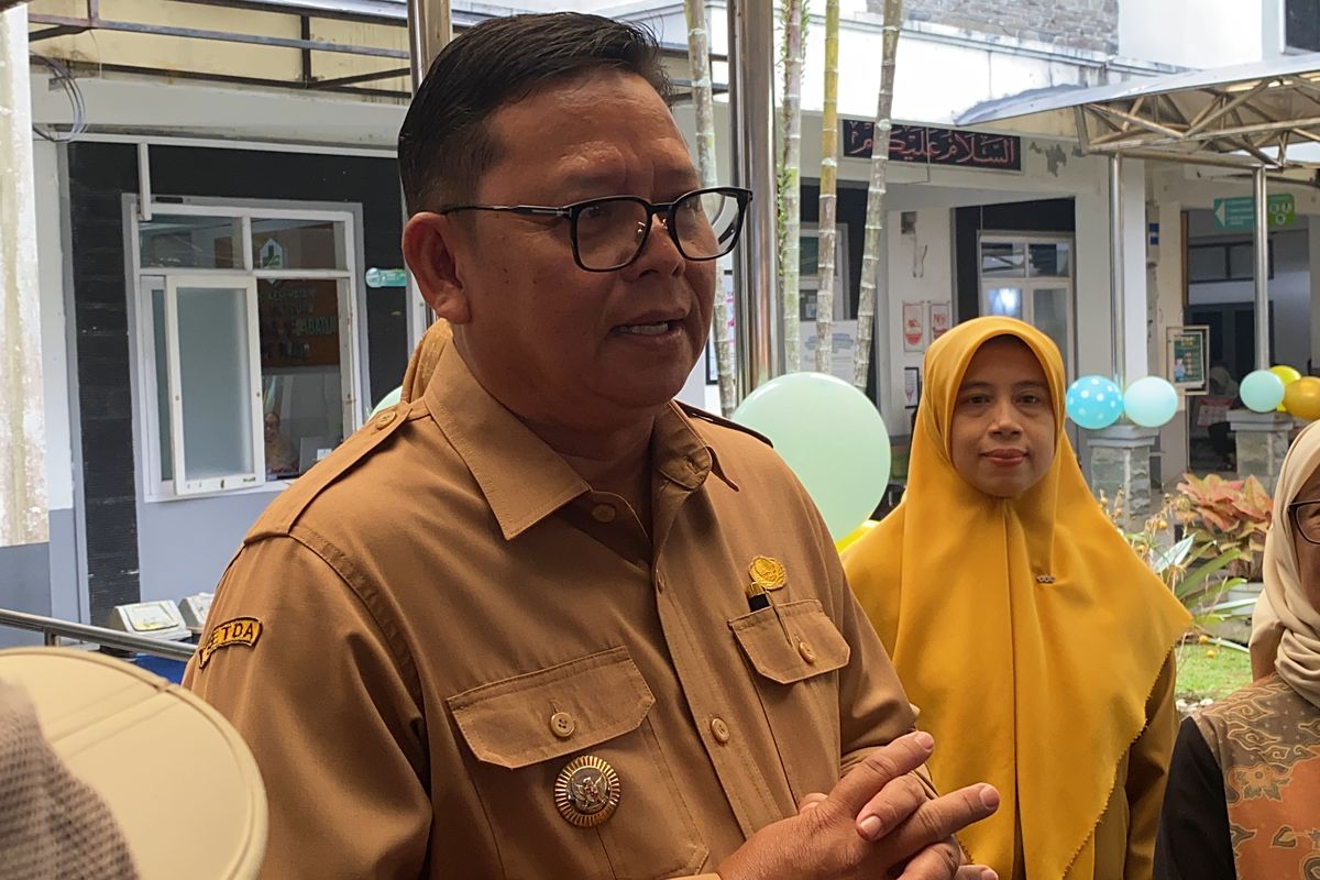 Pj Wali Kota Sukabumi, Kusmana Hartadji saat memberilan respon atas terjadinya kasus viral denda hotel 1 juta, Senin (10/2/2025).