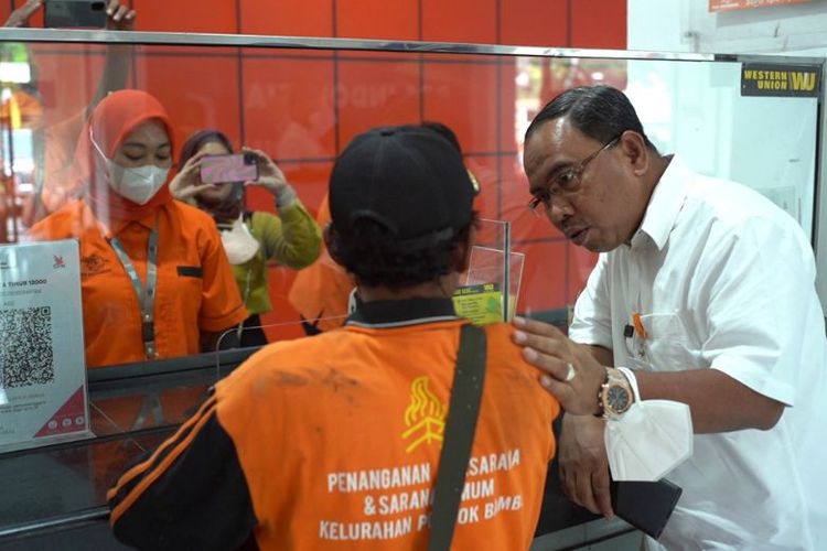 Direktur Bisnis Jasa Keuangan Pos Indonesia Haris menemui pelanggan di layanan loket Kantor Pos 