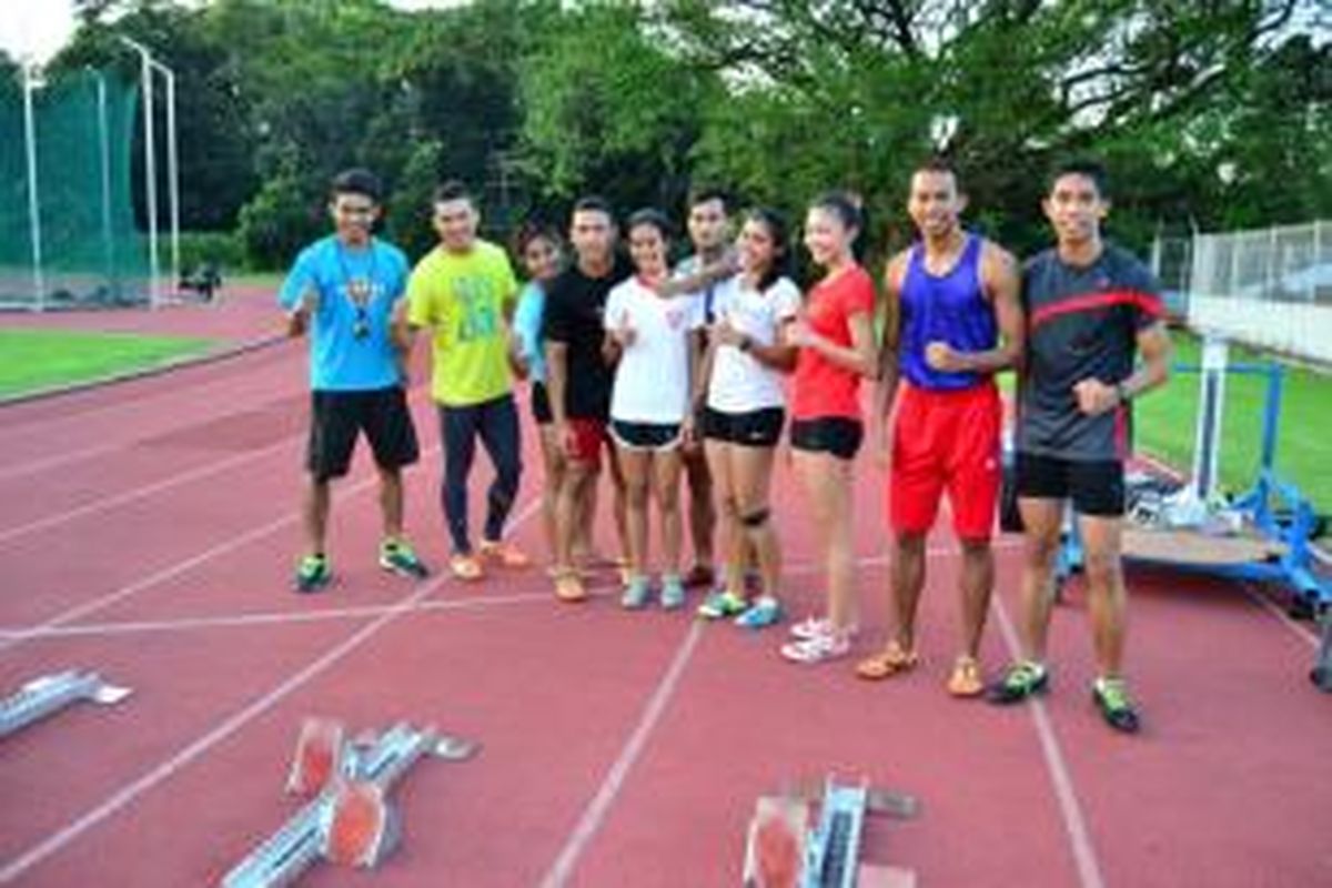 Para pelari tim nasional berpose di sela latihan rutin, di stadion Madya, Gelora Bung Karno, Senayan, Jakarta Jumat (26/7/2013).
