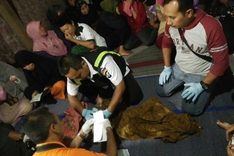 Tim identifikasi Polres Ponorogo dan tim medis Puskesmas Siman mengidentifikasi dua anak korban tenggelam di Sungai Keang, Desa Beton, Kecamatan Siman, Kabupaten Ponorogo, Jawa Timur, Minggu ( 4/6/2017) sore. 