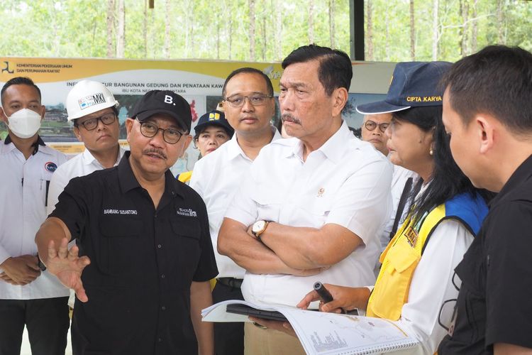 Menko Bidang Kemaritiman dan Investasi Luhut Binsar Pandjaitan didampingi Kepala Otorita IKN Bambang Susantono saat meninjau IKN, di Kalimantan Timur, Rabu (17/5/2023).