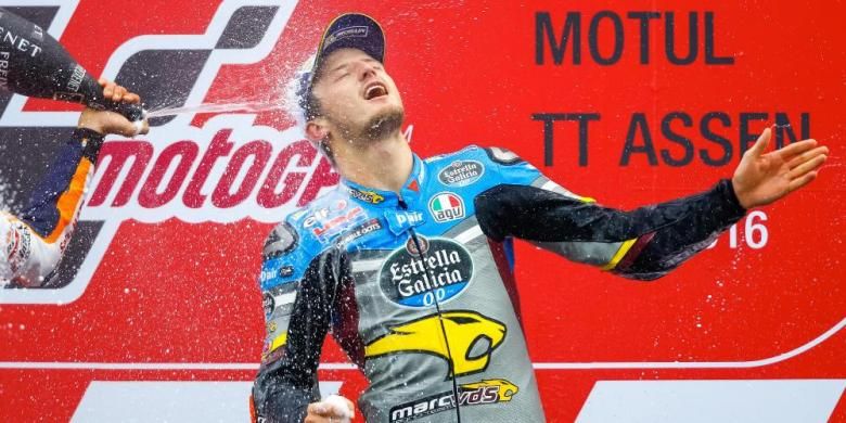 Pebalap Marc VDS asal Australia, Jack Miller, merayakan kemenangan di atas podium Sirkuit Assen setelah finis di urutan pertama pada GP Belanda, Minggu (26/6/2016). 