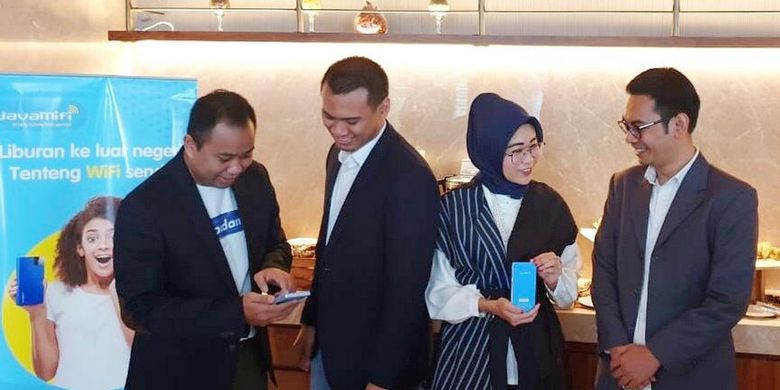 Jajaran petinggi JavaMifi dengan modem teknologi terbaru. 