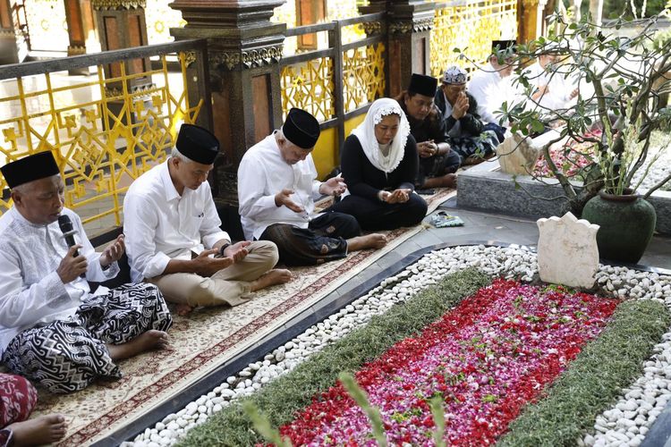 Calon presiden nomor urut 3 Ganjar Pranowo berziarah ke makam Gus Dur didampingi putri Gus Dur, Yenny Wahid di Pondok Pesantren Tebu Ireng, Jombang, Jawa Timur, Jumat (12/1/2024).