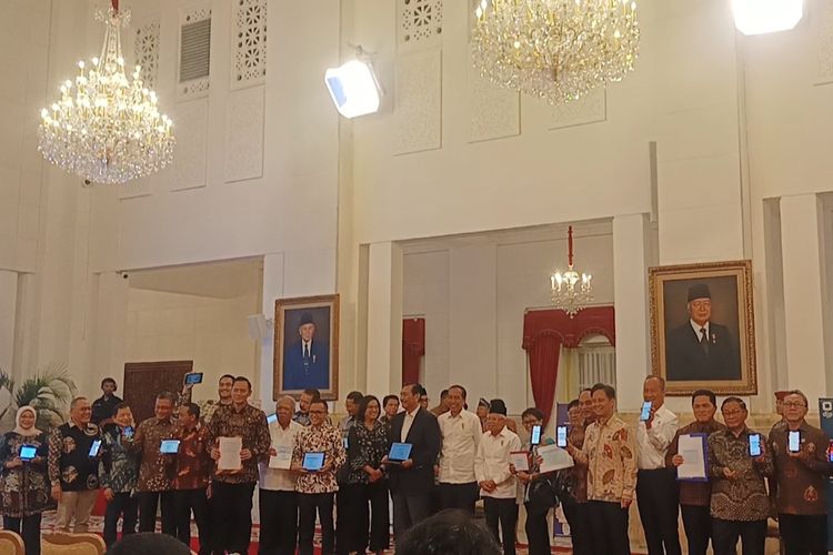 Presiden Joko Widodo dan anggota Kabinet Indonesia Maju berfoto bersama usai melakukan pelaporan surat pemberitahuan (SPT) pajak secara online di Istana Negara, Jakarta, pada Jumat (22/3/2024).