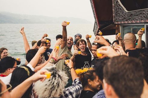 Kontroversi Acara Floating Party, Joget dan Minum Bir di Atas Danau Toba...