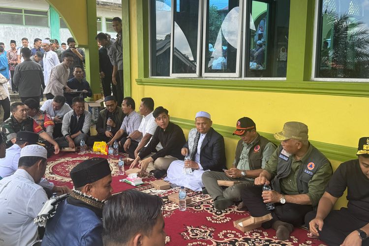 Momen Gibran Shalat Jumat hingga Makan Bersama Warga Terdampak Banjir Solok