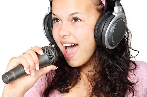 6 Tips Menyanyi Saat Karaoke Supaya Suasananya Semakin Seru