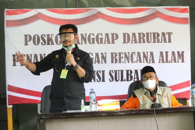 Mentan Syahrul Yasin Limpo (SYL) saat memberikan sambutan kepada korban gempa bumi Mamuju di posko tanggap darurat bencana, Kantor Gubernur Sulbar, Sabtu (23/1/21).
