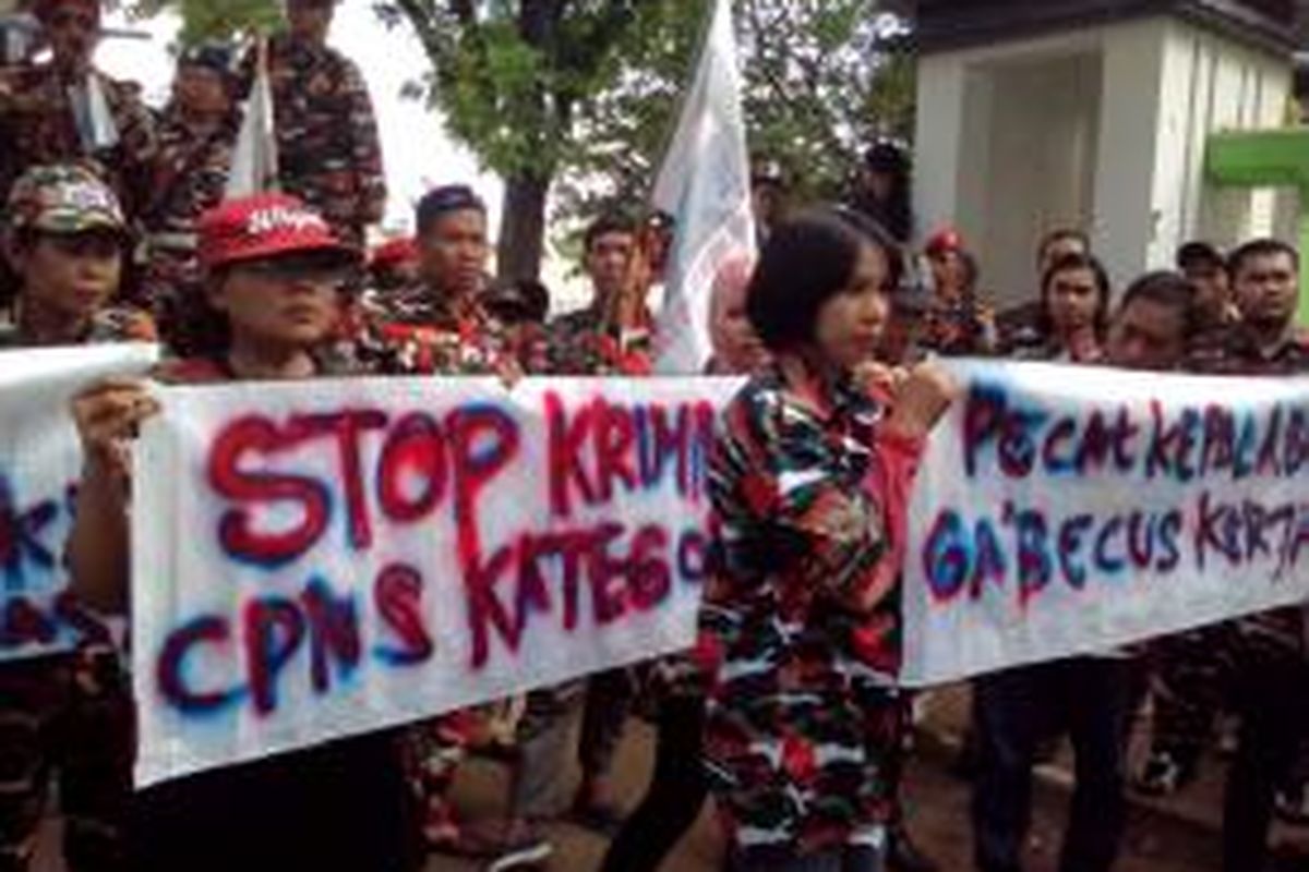 Laskar Merah Putih berunjuk rasa di deoan Balai Patriot Bekasi memprotes seleksi CPNS kategori 2 yang bermasalah, Senin (19/5/2014).