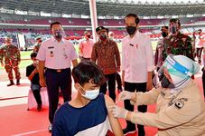Indonesia Highlights: 10,000 People Get Vaccinated in Jakarta’s Gelora Bung Karno Sports Complex | A Body of Covid-19 Patient Wrapped in Tarp in Eastern Indonesia, Video Goes Viral | Indonesia to Spee