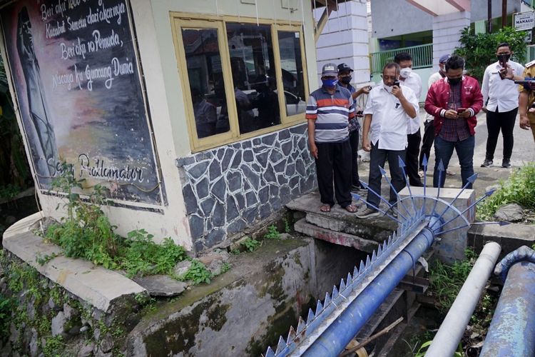 Wakil Wali Kota Surabaya Armuji meninjau Kali Jelidro di Kecamatan Samikerep, Surabaya, Jawa Timur, Senin (13/12/2021).