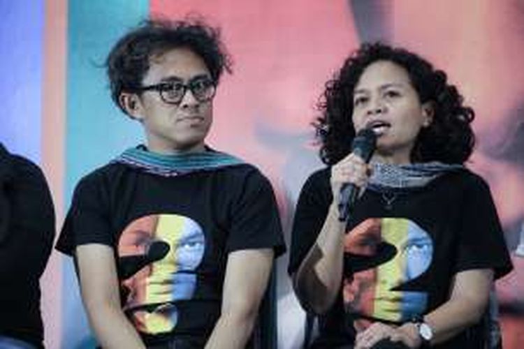 Sutradara film Ada Apa Dengan Cinta? 2 (AADC? 2), Riri Riza (kiri) dan produser Mira Lesmana saat konferensi pers di Jakarta, Senin (25/4/2016). Film drama romantis produksi Miles Productions ini ditayangkan di bioskop mulai 28 April mendatang. 