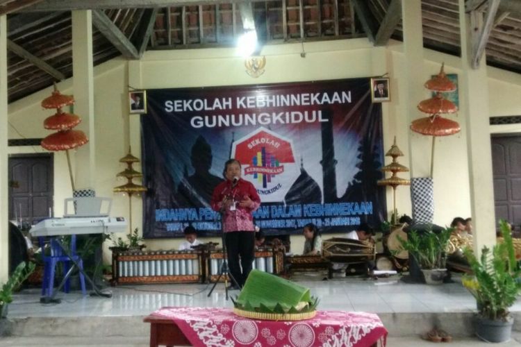 Kepala Sekolah Kebhinekaan Christiono Riyadi saat membuka sekolah tahap pertama.