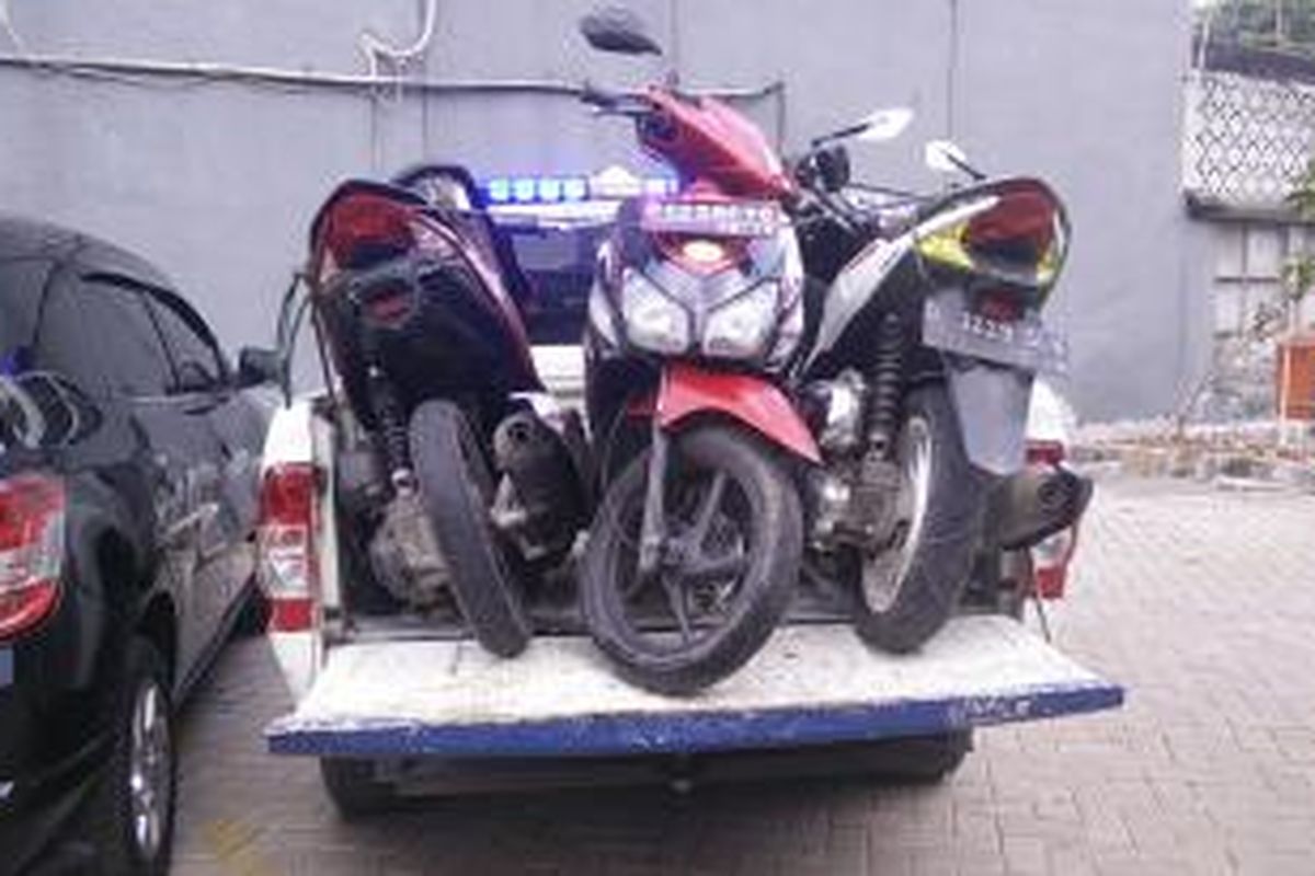 Tiga buah sepeda motor yang diamankan di atas mobil Unit Laka Lantas Satuan Wilayah Jakarta Timur. Tiga unit sepeda motor ini terlibat kecelakaan lalu lintas di Jalan Raya Kalimalang, Jakarta Timur. Rabu (29/1/2015).