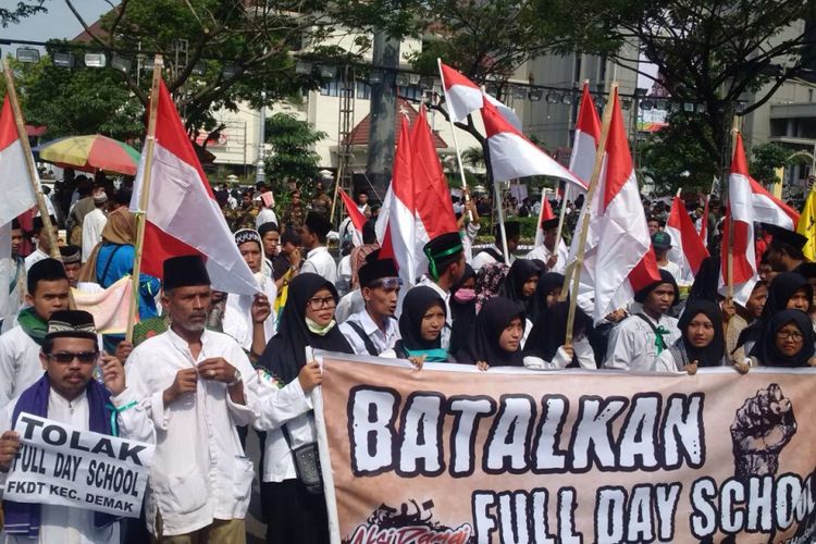 Demo tolak full Day school di Kota Semarang, Jumat (21/7/2017)