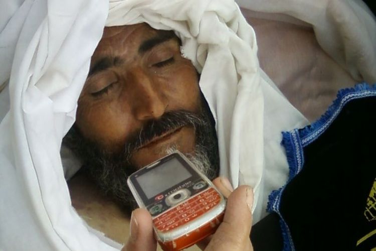 Keluarga merekam jasad Haji Sardar Khan yang terbunuh dalam serangan yang dilakukan pasukan khusus Australia di Afghanistan.