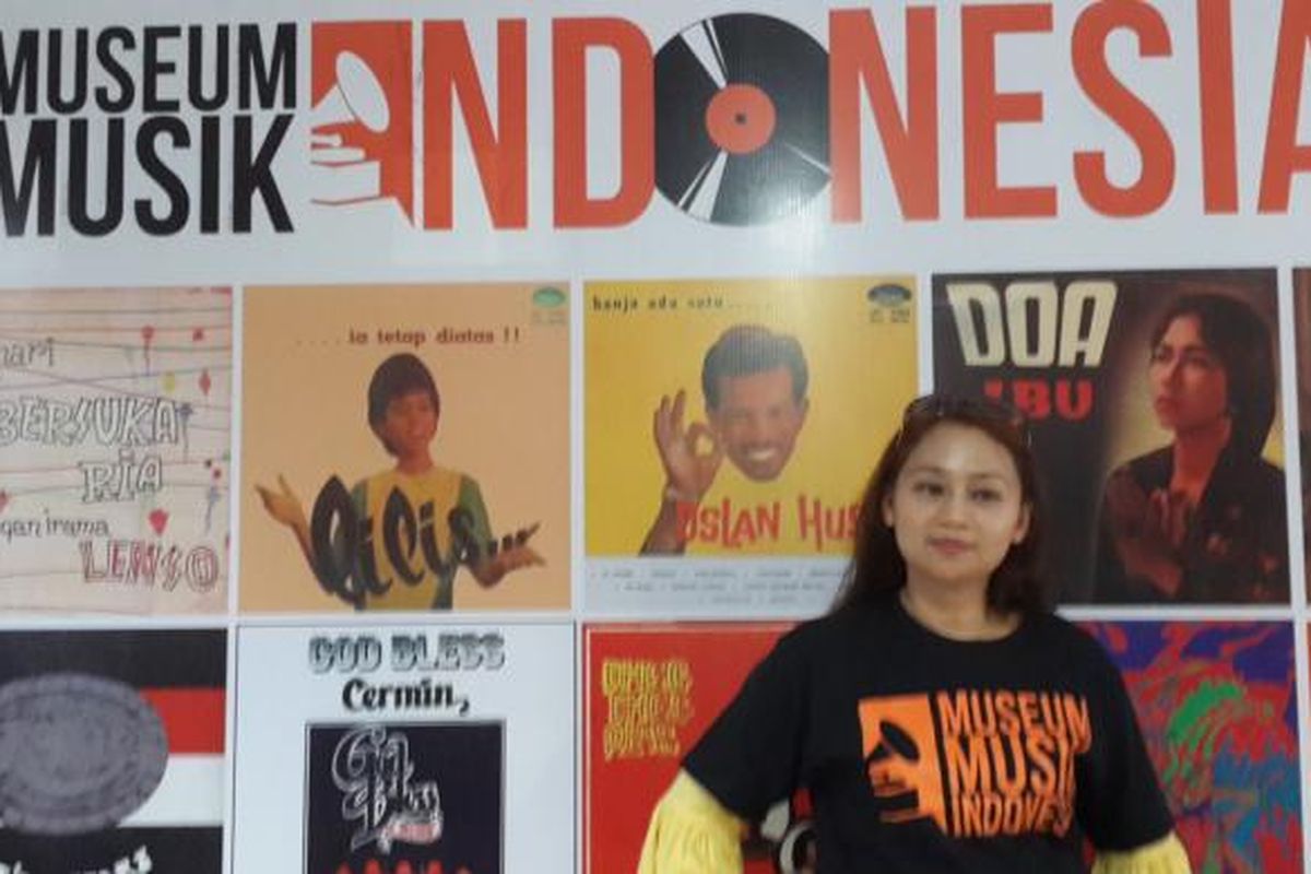 Seorang produser asal Malaysia saat berkunjung ke Museum Musik Indonesia (MMI) Kota Malang, Selasa (7/2/2017)