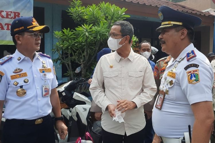 Penjabat (Pj) Gubernur DKI Jakarta Heru Budi Hartono mendatangi Terminal Bus Kalideres, Jakarta Barat pada Kamis (20/4/2023). 