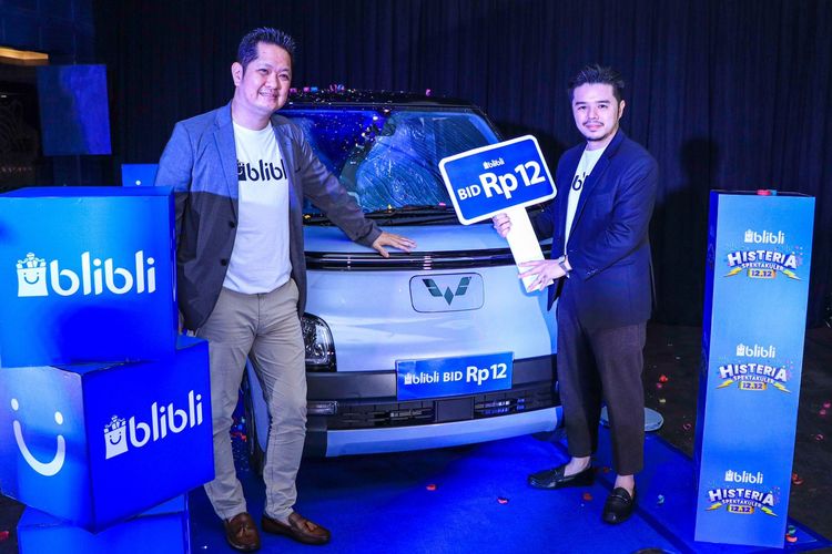 Edward K.Suwignjo selaku Chief Marketing Officer Blibli dan Wilson Kianto selaku Head of Campaign Blibli, saat meresmikan Mega Lelang, salah satunya lelang mobil listrik dengan harga dimulai Rp12 perak, Senin (13/12/22) 