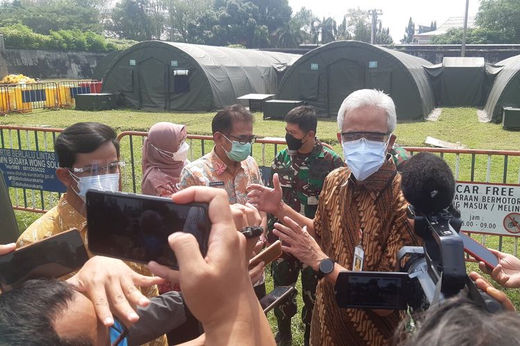 Gubernur Jateng, Ganjar Pranowo saat meninjau Rumah Sakit Lapangan (Rumkitlap) di Benten Vastenburg Solo, Jawa Tengah, Rabu (30/6/2021).