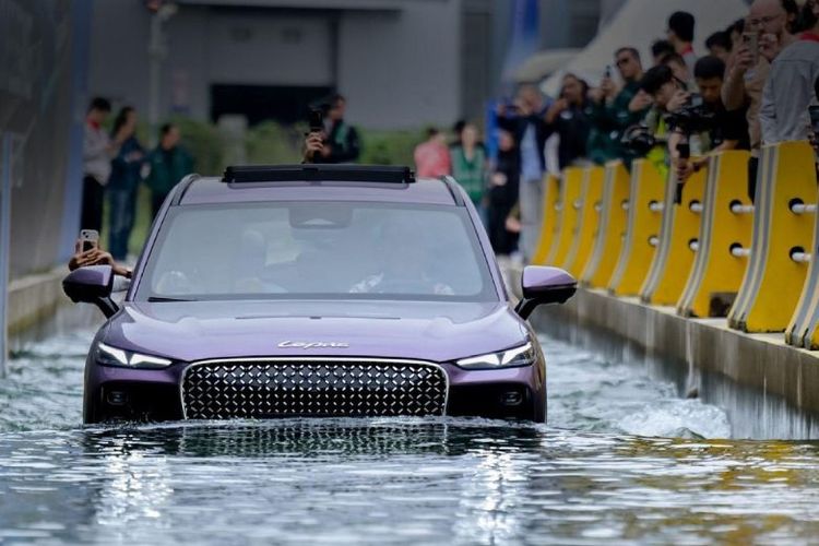 Aman dalam kondisi hujan lebat dan lewati genangan, LEPAS L8 dibekali baterai bawah bodi dengan perlindungan IP68/IPX9K serta komponen tegangan tinggi berstandar IP67. 