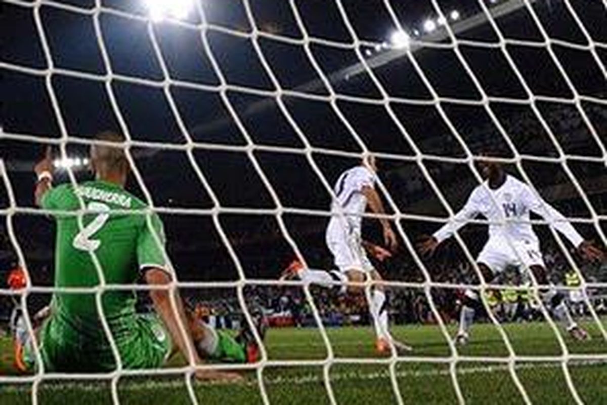 Kapten Amerika Serikat (AS), Landon Donovan (tengah), merayakan golnya ke gawang Aljazair, pada babak penyisihan grup Piala Dunia 2010 Afrika Selatan, Rabu (23/6/2010).