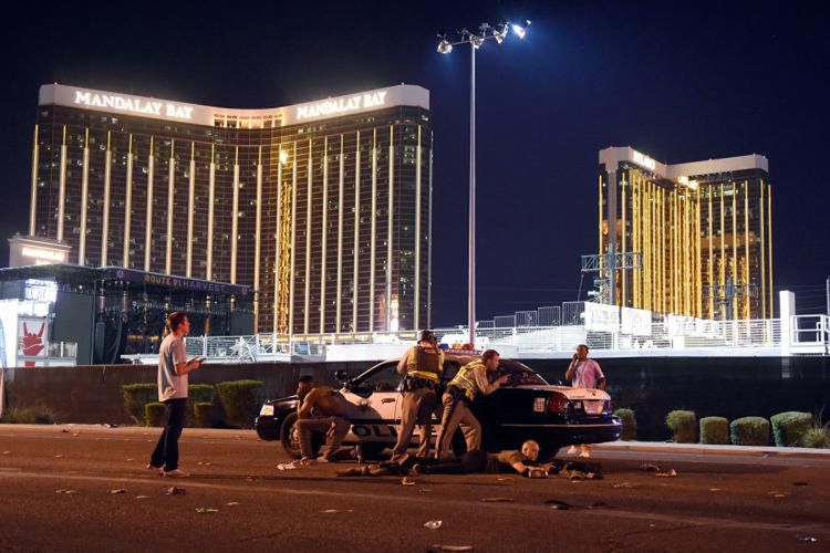 Aparat Kepolisian menanggapi laporan penembakan di tengah konser musik di kawasan Mandalay Bay, Las Vegas, Minggu tengah malam. 