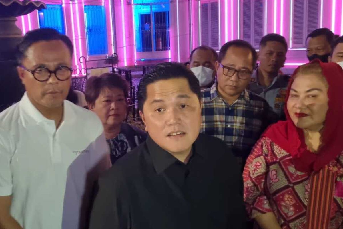 Menteri BUMN Erick Thohir menyapa ribuan wisatawan dalam InJourney Street Festival di sepanjang Kawasan Kota Lama Semarang, Sabtu (21/1/2023). Erick Thohir sebut pembangunan hotel bintang 4 di Kota Lama Semarang untuk dongkrak pariwisata lokal.