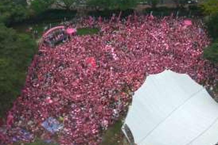 Lautan Pink massa dalam aksi damai mendukung komunitas LGBT penuhi Taman Hong Lim, Singapura, Sabtu (04/06)